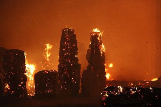 Hàng ngàn m2 nhà xưởng bị thiêu rụi trong khu công nghiệp