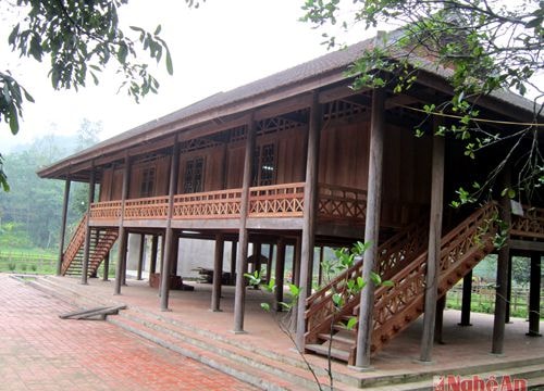 Di tích nhà cụ Vi Văn Khang