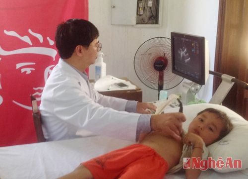 Hơn 300 trẻ em nghèo Con Cuông được khám sàng lọc tim miễn phí