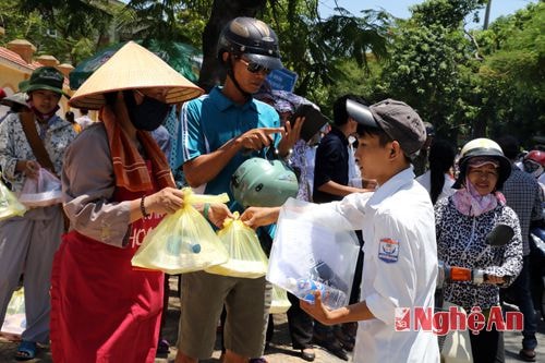 Sĩ tử mát lòng với bữa cơm miễn phí