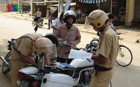 Ai được quyền dừng xe và xử phạt vi phạm giao thông?