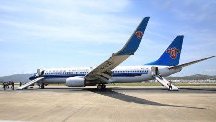 Máy bay chở 139 người hạ cánh khẩn vì báo cháy động cơ