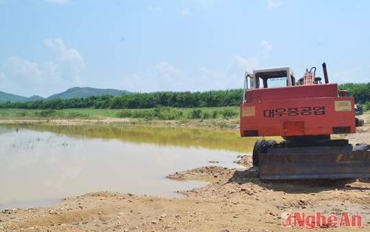 Máy xúc chìm xuống sông, một công nhân tử vong