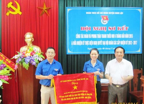 Huyện đoàn Nghi Lộc: Đón nhận cờ thi đua của UBND tỉnh