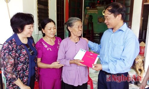 Thông tấn xã Việt Nam thăm hỏi, tặng sổ tiết kiệm cho gia đình liệt sỹ