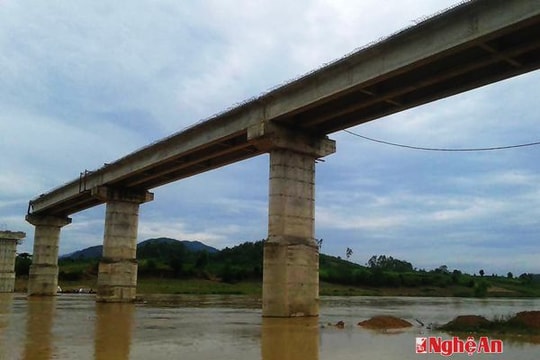 Cầu trăm tỷ 6 năm chưa hoàn thành, người dân dùng đò qua sông