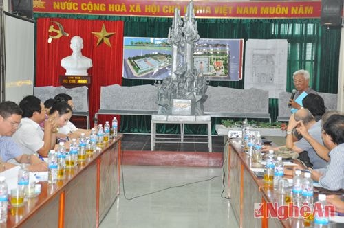 Lãnh đạo tỉnh nghe báo cáo mẫu phác thảo Tượng đài Xô Viết Nghệ Tĩnh