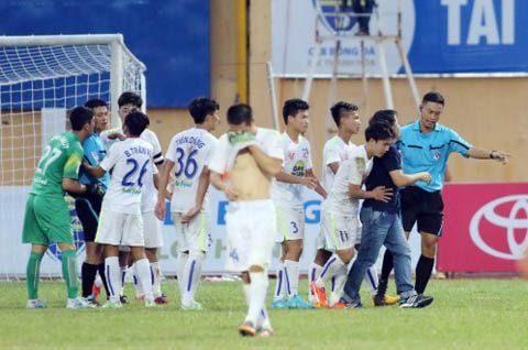 Kiến nghị VFF mời trọng tài ngoại điều khiển V-League 2015