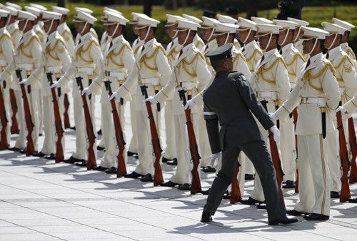 Trung - Nhật 'đấu khẩu' việc Tokyo cho phép gửi quân ra nước ngoài