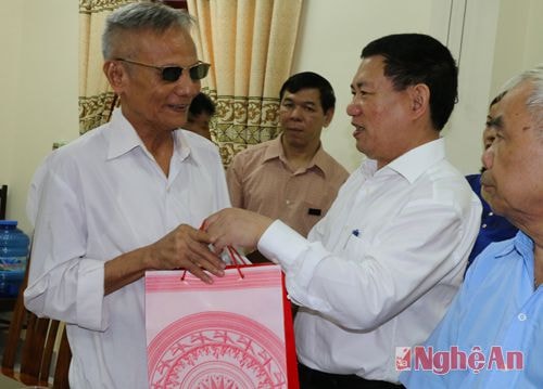 Hỗ trợ các nhân sỹ, trí thức, văn nghệ sỹ tiêu biểu có hoàn cảnh khó khăn