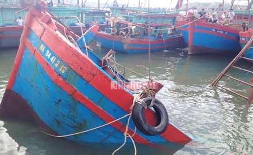 Trục vớt tàu cá ngư dân Cửa Lò bị chìm