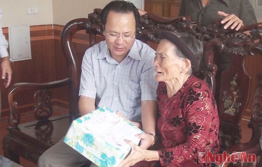 Lãnh đạo Thị xã Cửa Lò tặng quà tri ân gia đình chính sách