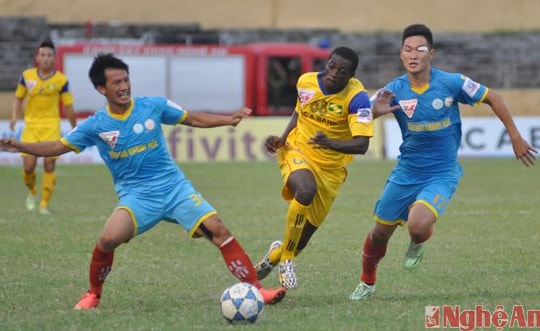 Video clip các HLV nói về nguyên nhân trận thua sốc của SLNA