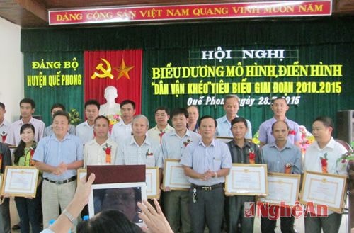 Quế Phong biểu dương mô hình, điển hình "Dân vận khéo"