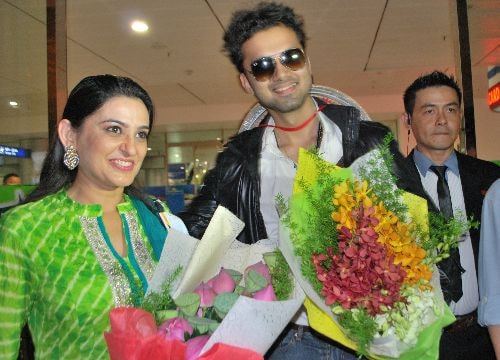 Chú rể của phim 'Cô dâu 8 tuổi' đội nón lá đến Việt Nam