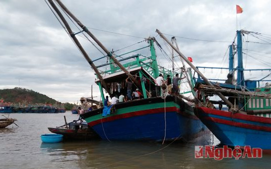 Cháy thuyền đánh cá ở bến Lạch Quèn