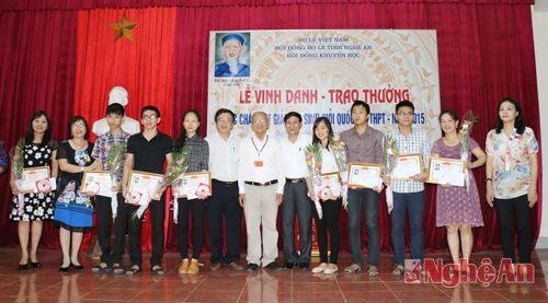 Dòng họ Lê trao thưởng học sinh giỏi quốc gia
