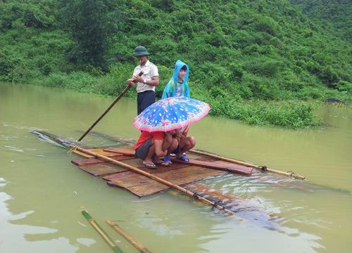 Người dân các tỉnh phía Bắc vật lộn trong nước lũ