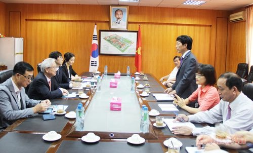 Đoàn công tác Đại sứ quán Hàn Quốc thăm Trường CĐ Nghề KTCN Việt Nam - Hàn Quốc