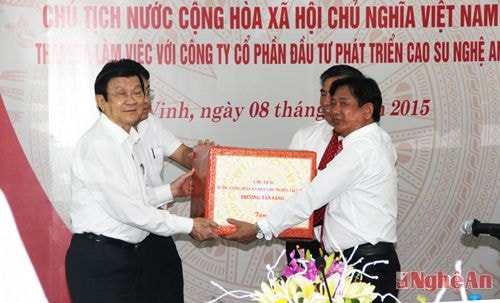 Đồng chí Trương Tấn Sang thăm Công ty CP ĐTPT Cao su Nghệ An