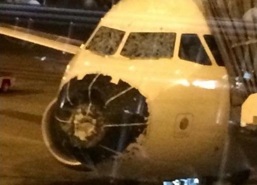 Máy bay bẹp dúm mũi, hạ cánh khẩn cấp vì mưa đá