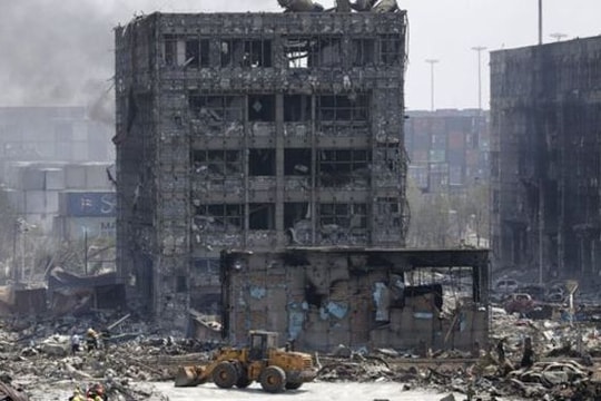 Cảnh "màn trời chiếu đất" sau vụ nổ lớn ở Trung Quốc