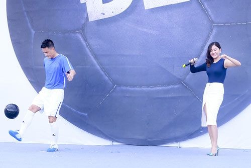 Văn Mai Hương hát cho Công Vinh tâng bóng