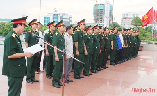 Bộ CHQS tỉnh dâng hoa, báo công với Bác nhân Ngày truyền thống LLVT tỉnh (21/8)