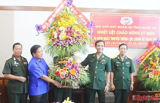 Đại biểu các tỉnh nước bạn Lào chúc mừng LLVT tỉnh