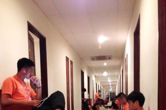 U19 Việt Nam bị tịch thu điện thoại, cấm dùng facebook