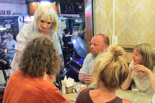 Cô gái cao 1,9 m của Next Top đội tóc giả bán hàng rong