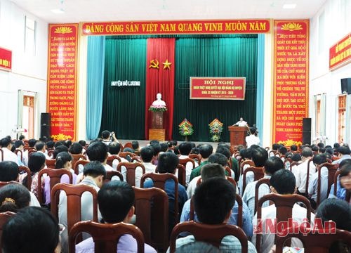 Anh Sơn: Thăm hỏi, tặng quà cán bộ tiền khởi nghĩa