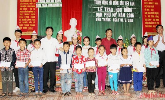 Trao 20 suất học bổng cho con em hội viên nông dân nghèo