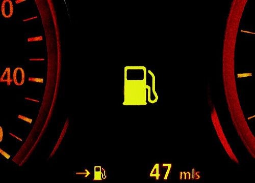 Cố lái xe khi sắp hết xăng - thói quen nên bỏ