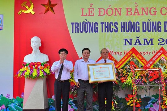Trường THCS Hưng Dũng đón nhận danh hiệu trường chuẩn quốc gia
