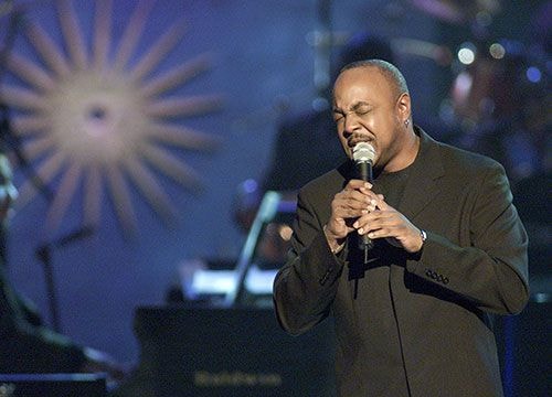 Show diễn của danh ca Peabo Bryson tại Sài Gòn bị hủy vì.. ế vé