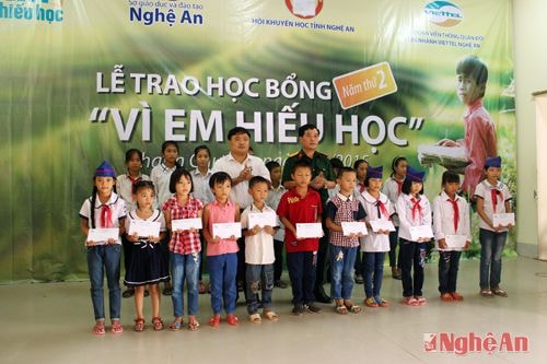 Viettel Nghệ An trao  học bổng "Vì em hiếu học" tại Thanh Chương