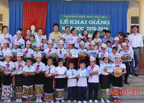 Ngân hàng Thương mại cổ phần Bắc Á tặng quà cho học sinh vùng cao