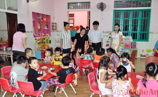 Khảo sát việc thực hiện phổ cập giáo dục mầm non tại TP Vinh