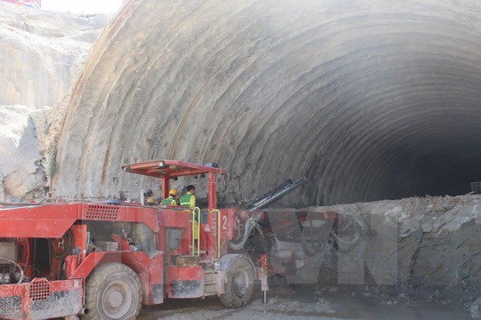 Thông hầm qua núi trên đường cao tốc Đà Nẵng-Quảng Ngãi