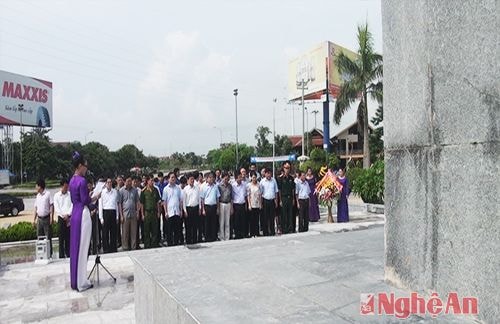 Dâng hoa tại Tượng đài công nông Xô Viết Trường Thi- Bến Thủy