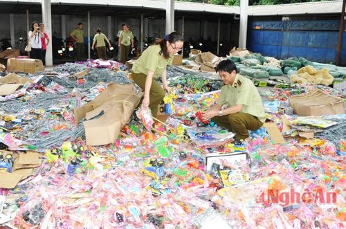 Tiêu hủy 77 mặt hàng kém chất lượng, hàng giả, hàng nhập lậu