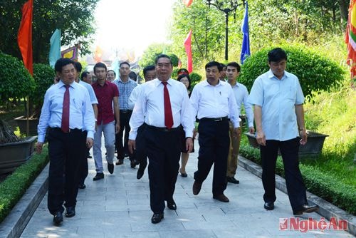 Đồng chí Lê Hồng Anh dâng hương, dâng hoa tại Đền thờ Vua Quang Trung