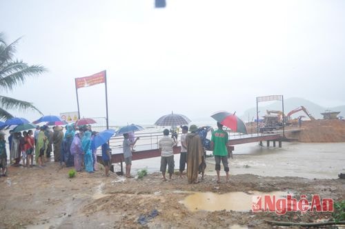 Đội mưa trước công trường yêu cầu đơn vị thi công khắc phục sạt lở đất