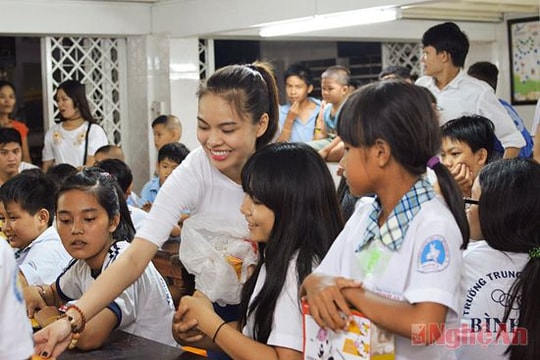 Quán quân Giang Hồng Ngọc đội mưa làm từ thiện