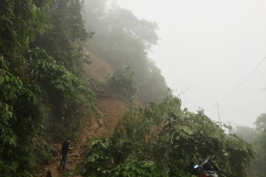 Quế Phong: Sạt núi gây chia cắt tuyến đường Nậm Giải