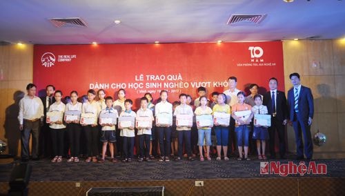 AIA Việt Nam trao 150 suất học bổng cho trẻ em nghèo vượt khó ở Nghệ An