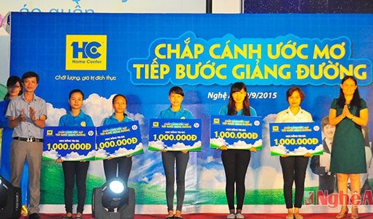 Siêu thị điện máy HC trao học bổng cho sinh viên có hoàn cảnh khó khăn
