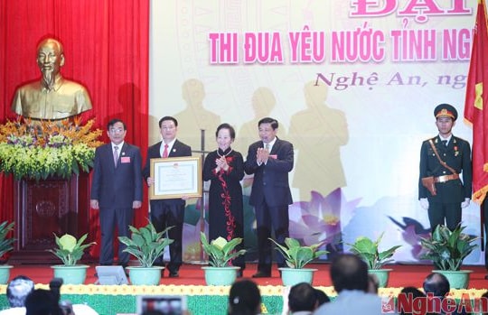 Phó Chủ tịch nước trao phần thưởng cao quý cho tỉnh Nghệ An và Báo Nghệ An