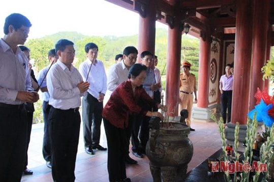 Phó chủ tịch nước Nguyễn Thị Doan dâng hương tại Khu di tích lịch sử Truông Bồn